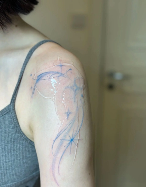 Tattoo bầu trời sao nữ trẻ trung