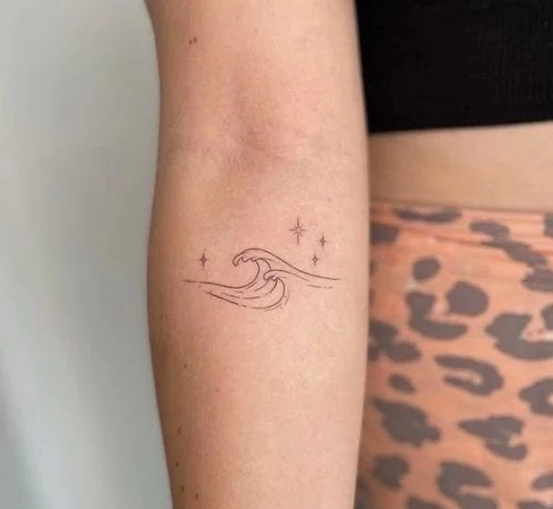 Tattoo biển và sóng nữ hợp mệnh Thủy