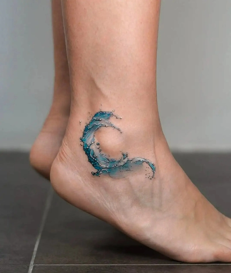 Tattoo biển và sóng nữ hợp phong thủy