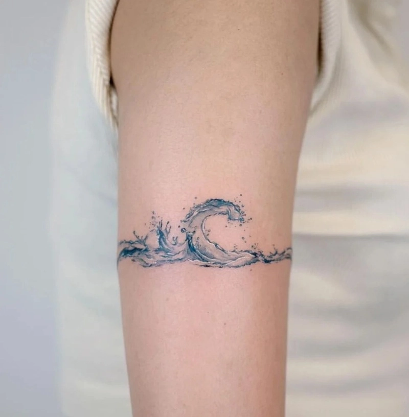 Tattoo biển và sóng nữ mang thông điệp yên bình
