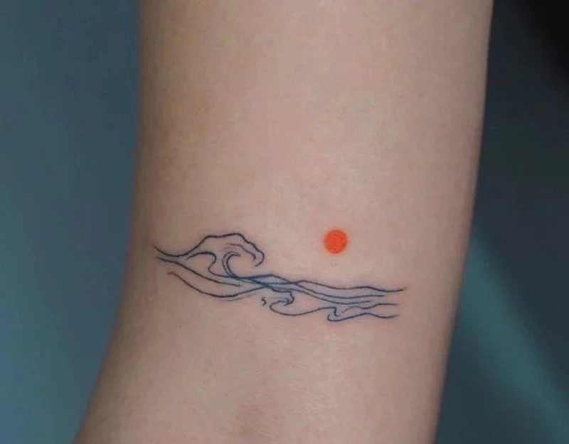 Tattoo biển và sóng nữ mang ý nghĩa bình yên