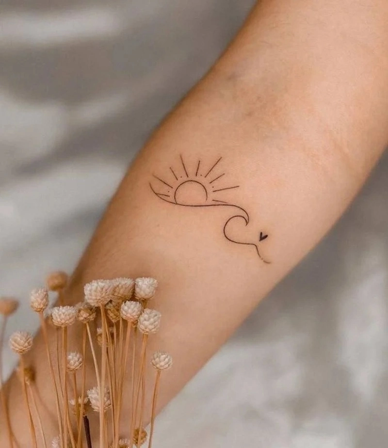 Tattoo biển và sóng nữ nhẹ nhàng