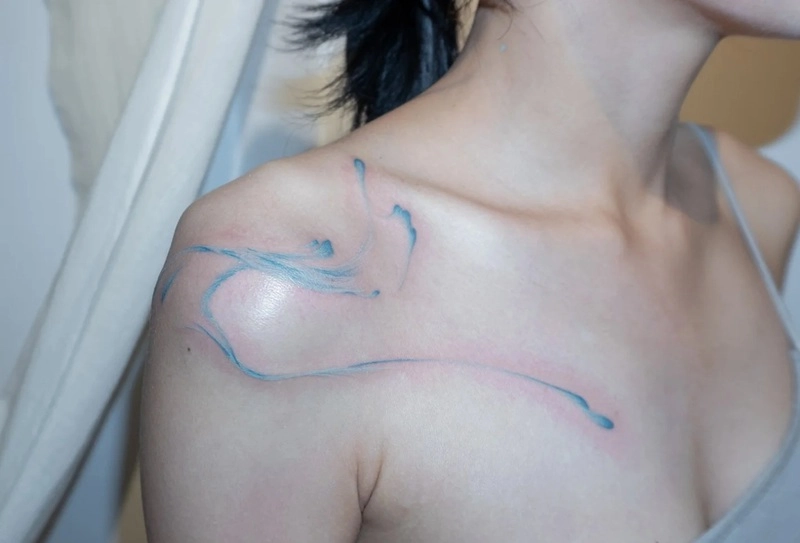 Tattoo biển và sóng nữ phối họa tiết nghệ thuật