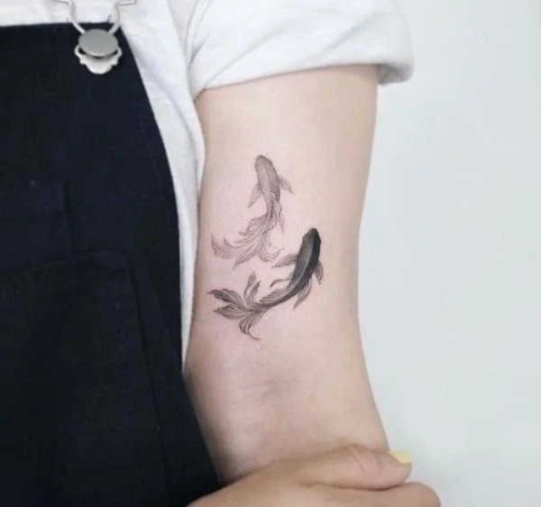 Tattoo cá chép mini hợp tuổi