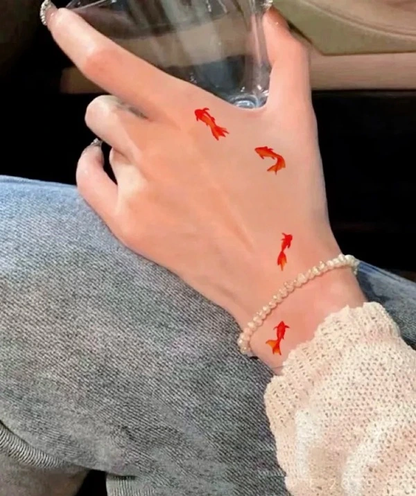Tattoo cá chép nhỏ phong thủy hợp mệnh