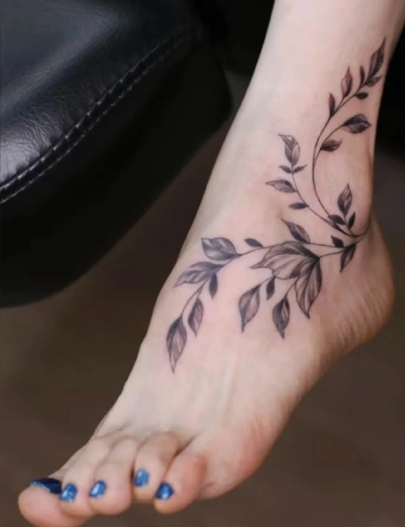 Tattoo chân phong thủy mang tài lộc