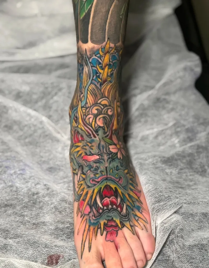 Tattoo chân phong thủy nhẹ nhàng tinh tế