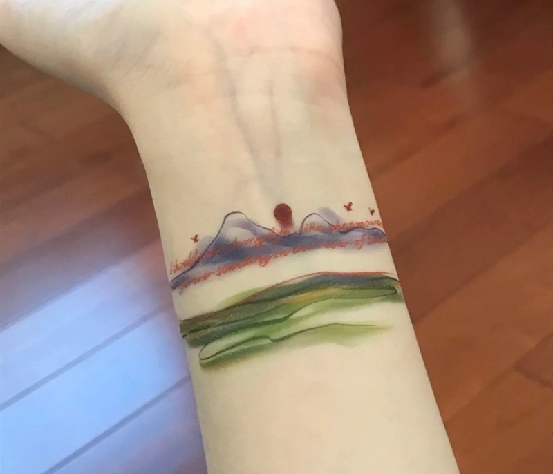 Tattoo cổ tay phong thủy bản mảnh tinh tế