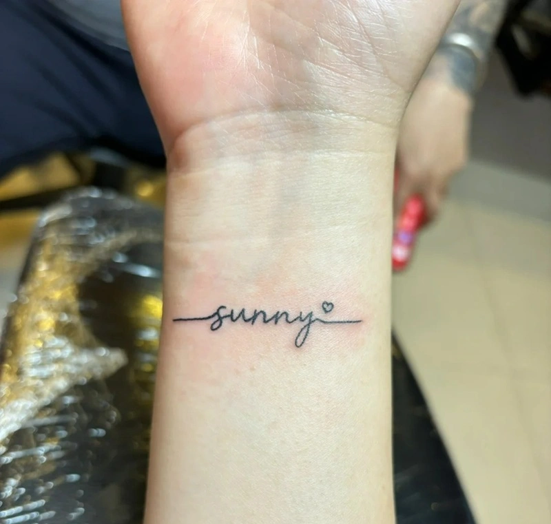 Tattoo cổ tay phong thủy line art