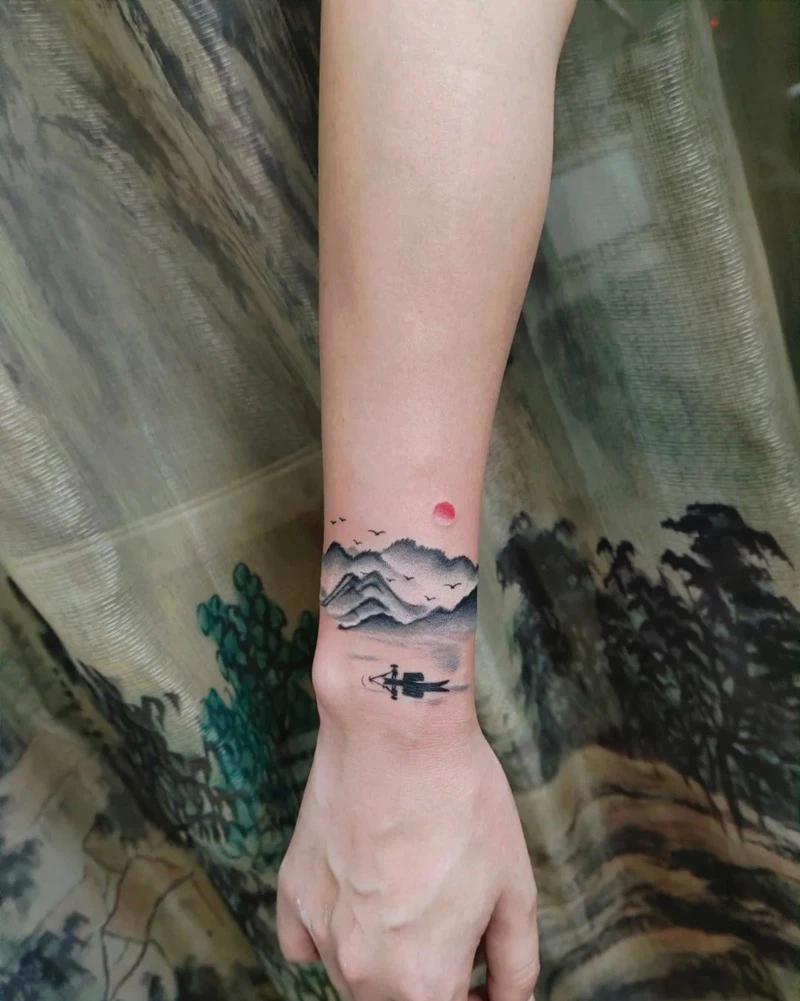 Tattoo cổ tay phong thủy màu đen mạnh mẽ