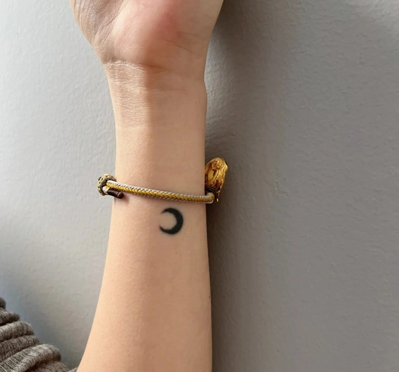 Tattoo cổ tay phong thủy ý nghĩa bình an