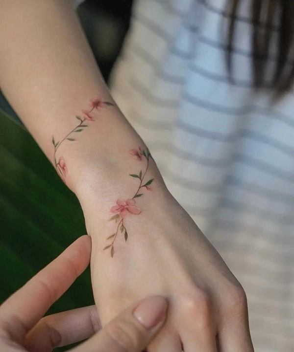 Tattoo hoa anh đào cho nữ ở cổ tay