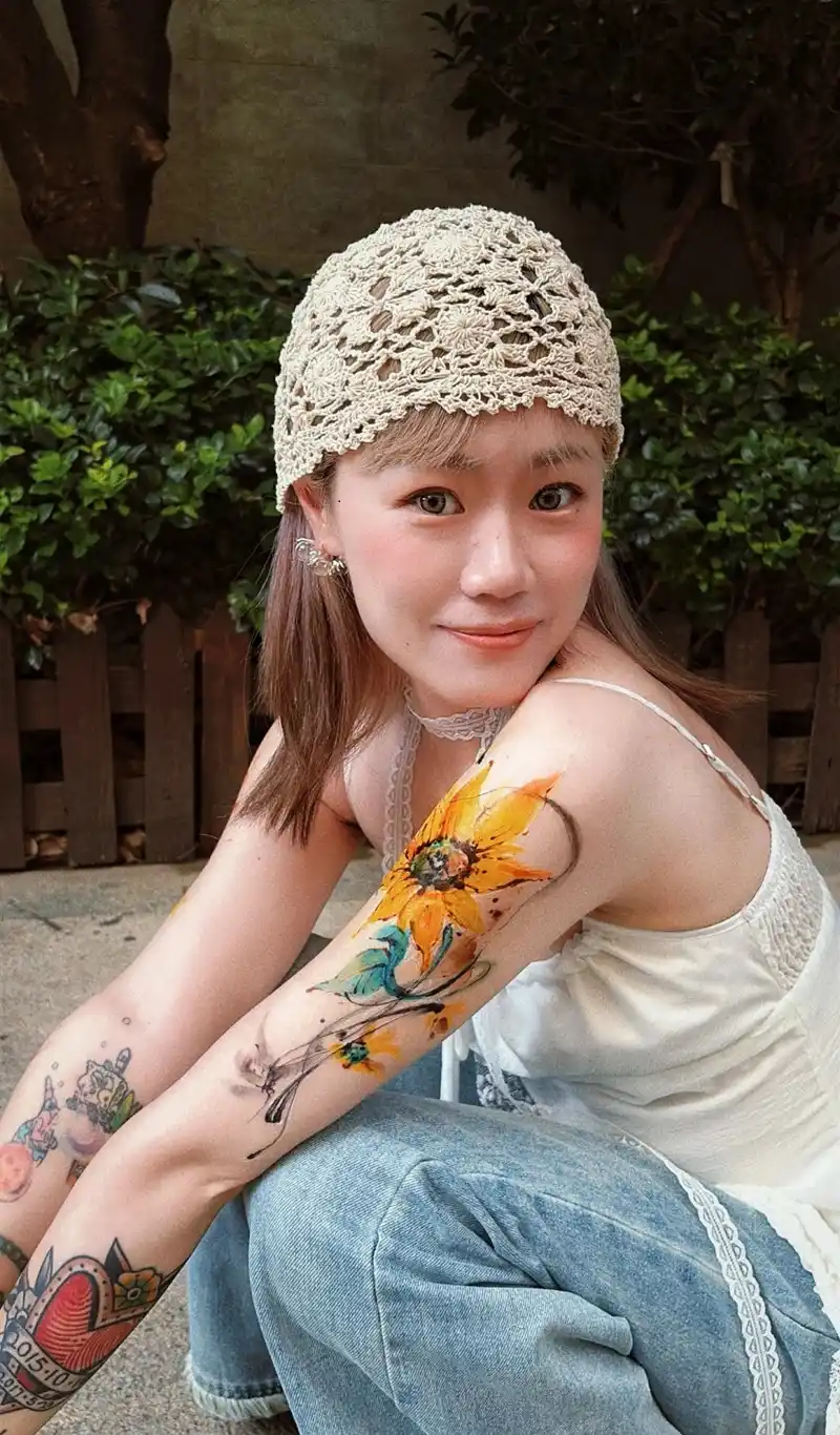 Tattoo hoa cúc nữ mang năng lượng tích cực