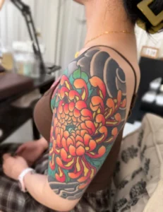 Tattoo hoa cúc nữ nhẹ nhàng nữ tính