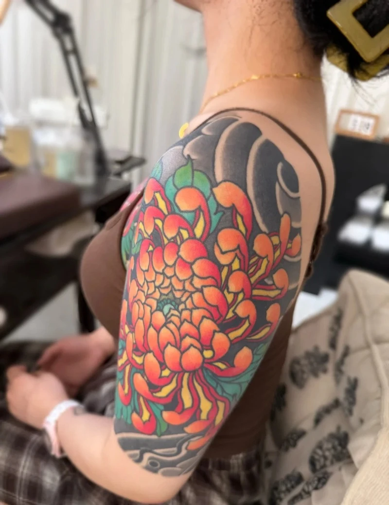 Tattoo hoa cúc nữ nhẹ nhàng nữ tính