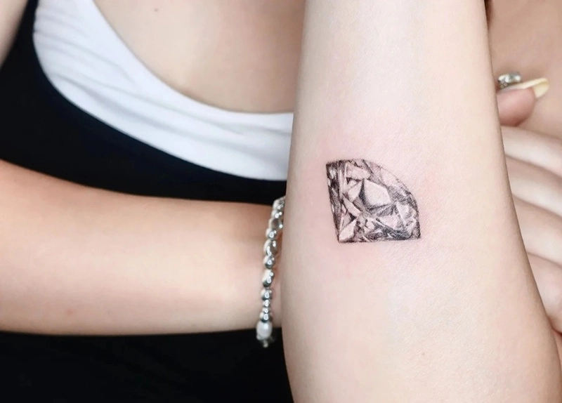 Tattoo kim cương nhỏ xinh cho nữ