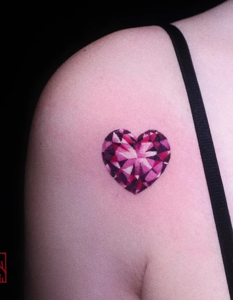 Tattoo kim cương nữ ở vai quyến rũ