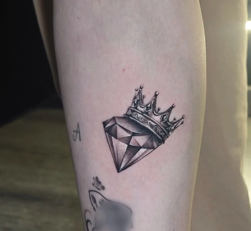 Tattoo kim cương nữ phong cách tối giản tinh tế