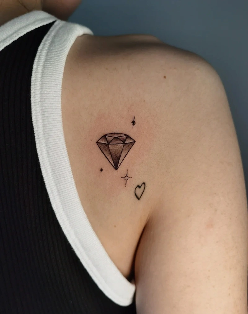 Tattoo kim cương nữ phong thủy