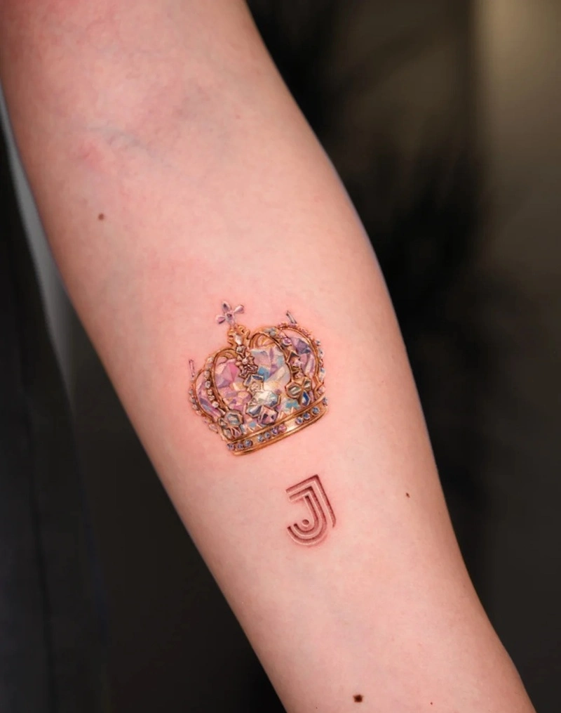 Tattoo kim cương nữ trên cánh tay