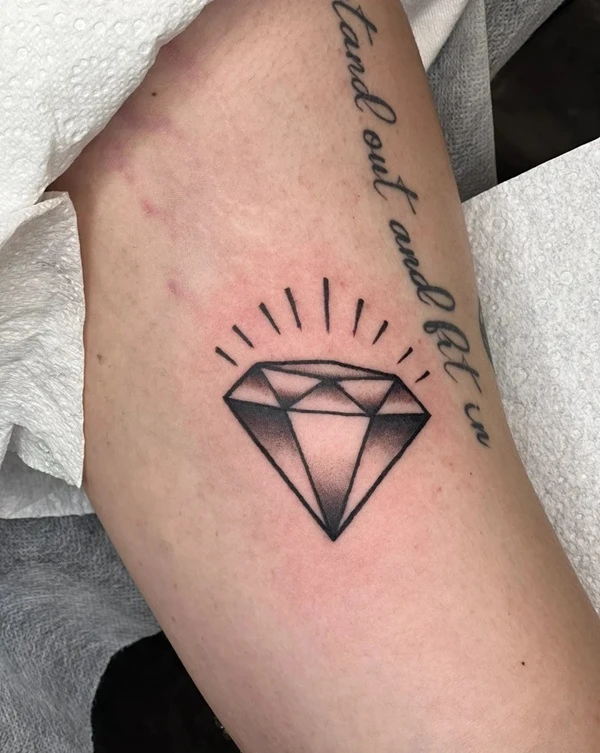 Tattoo kim cương phong thủy cá tính độc đáo