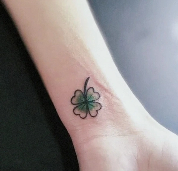 Tattoo lá bùa may mắn nghệ thuật