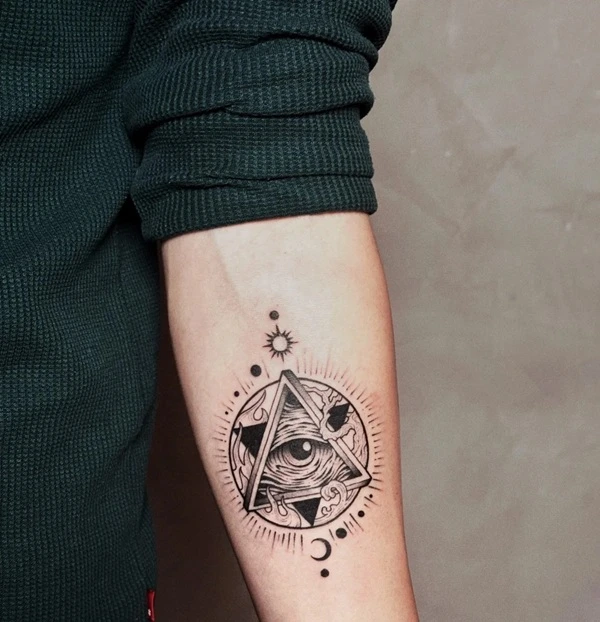 Tattoo mắt thần nữ phong cách Á Đông