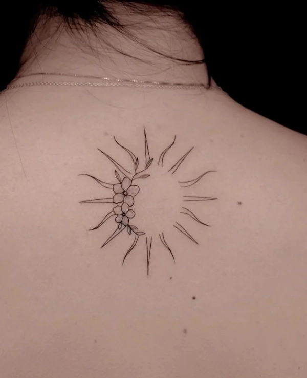 Tattoo mặt trời phong thủy mini