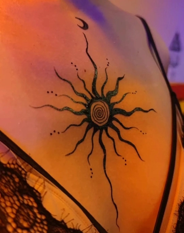 Tattoo mặt trời phong thủy nhẹ nhàng tinh tế