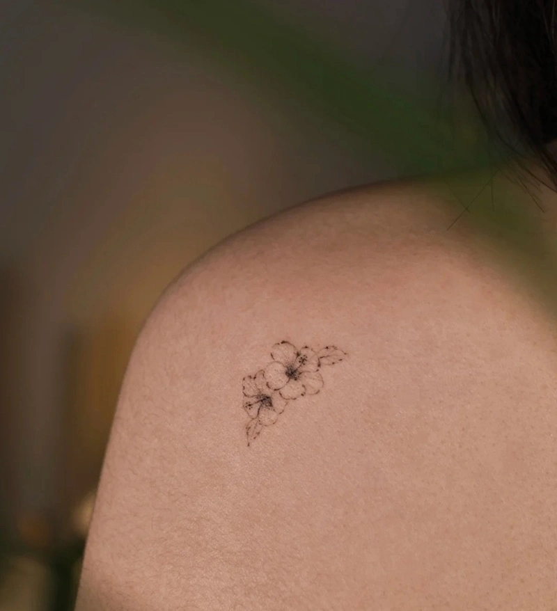 Tattoo mini phong thủy hoa lá