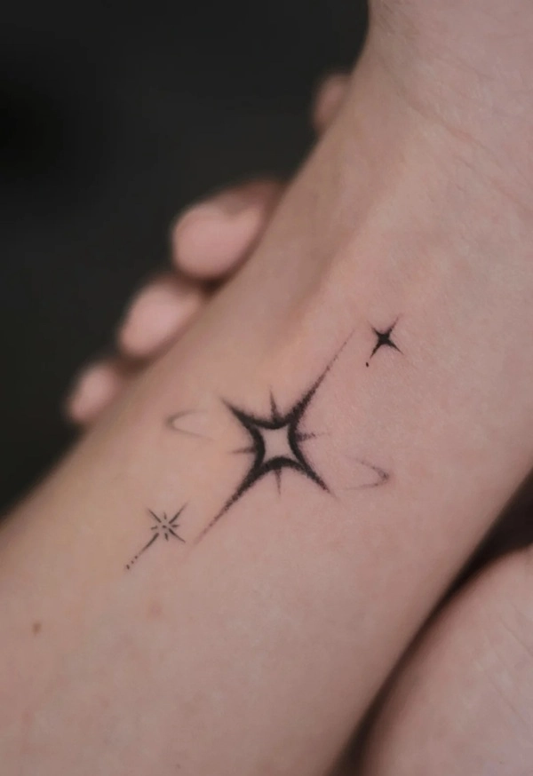 Tattoo ngôi sao phong thủy line art