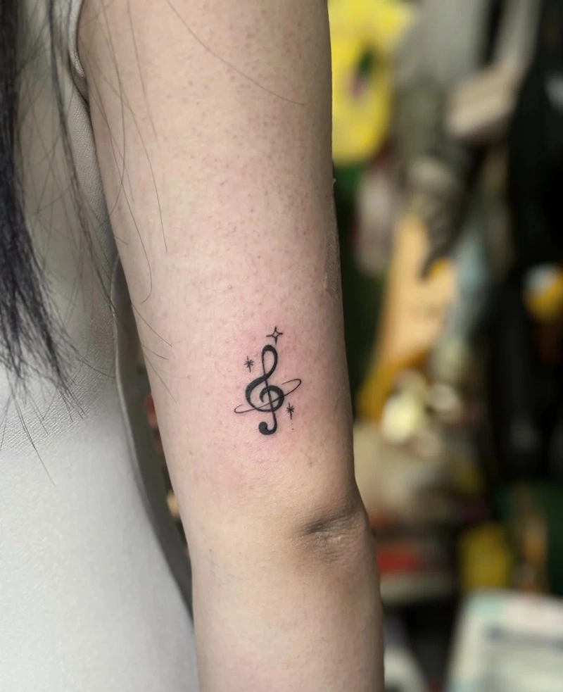 Tattoo nốt nhạc nữ đường nét sắc nét