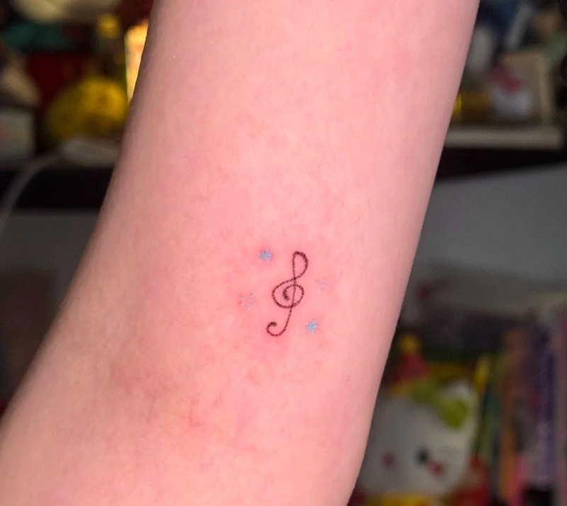 Tattoo nốt nhạc nữ phong cách hiện đại