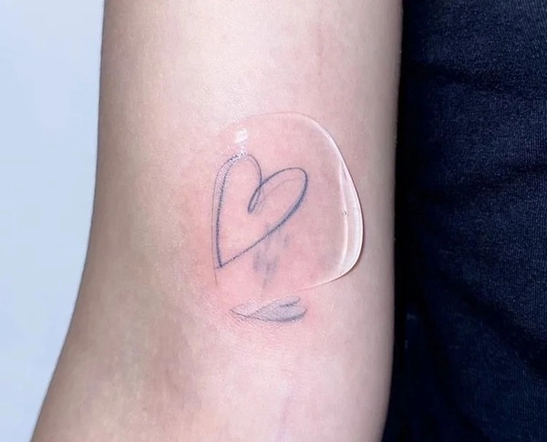 Tattoo trái tim nữ phối màu dễ thương