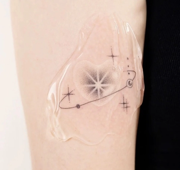 Tattoo trái tim nữ phong cách hiện đại