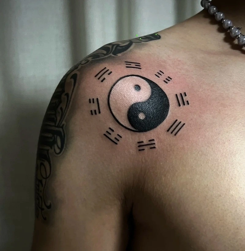 Tattoo vai phong thủy nhẹ nhàng tinh tế