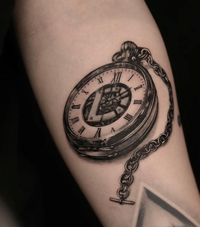 ảnh xăm đồng hồ nam tinh tế và mạnh mẽ