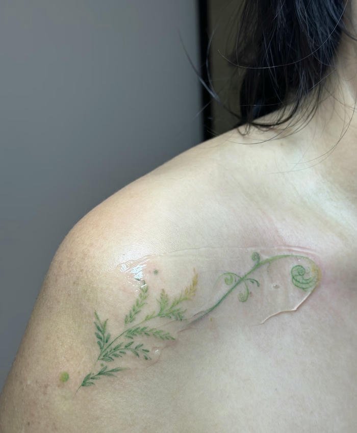 các hình xăm lá cây thể hiện sự bình yên