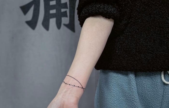 các hình xăm vòng tay nhẹ nhàng cho nữ