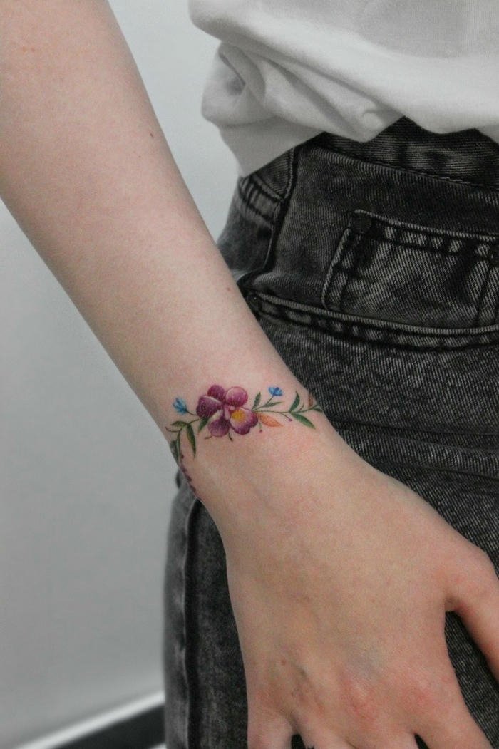 các hình xăm vòng tay nhẹ nhàng nữ