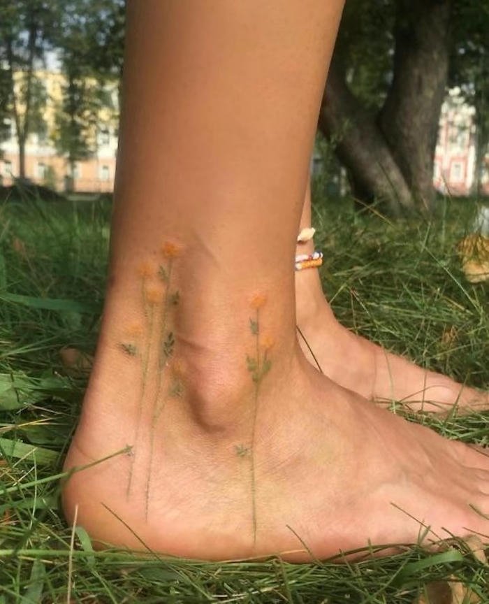 hình ảnh xăm cây cỏ nữ thể hiện sự tự nhiên