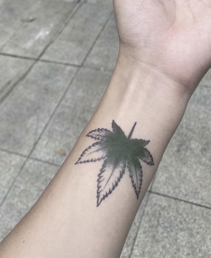 hình ảnh xăm lá cây ở cổ tay