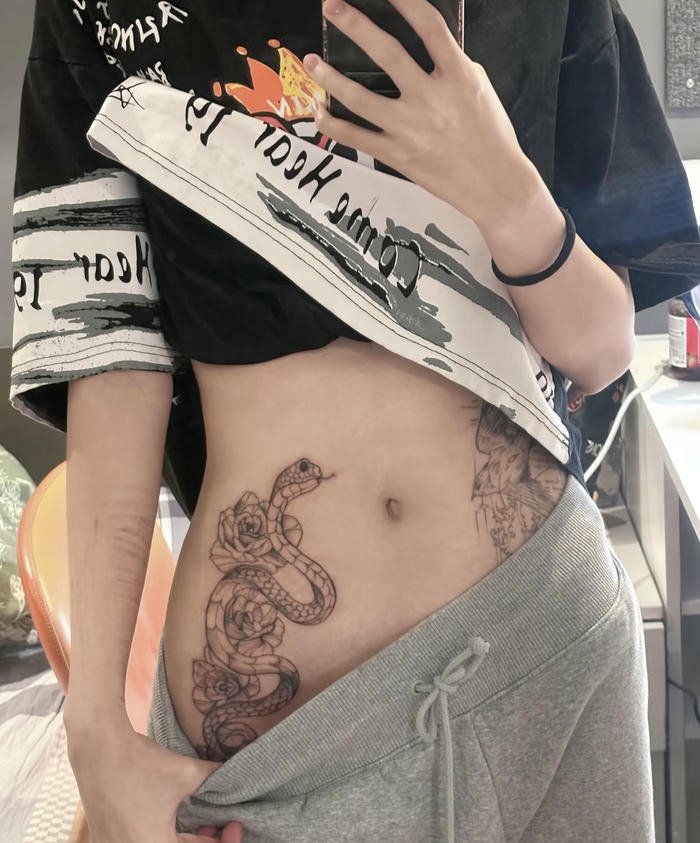 hình ảnh xăm rắn đẹp ở eo nữ