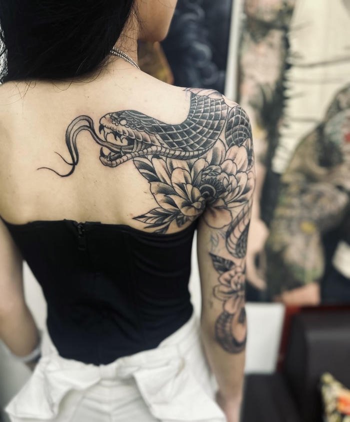 hình ảnh xăm rắn mạnh mẽ cho nữ