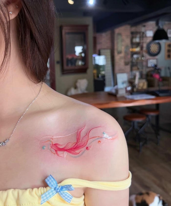 hình xăm cá chép biểu tượng may mắn cho nữ