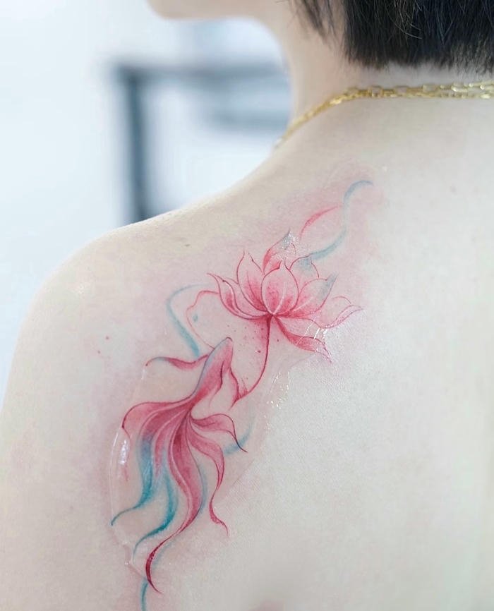 hình xăm cá chép lưng nữ