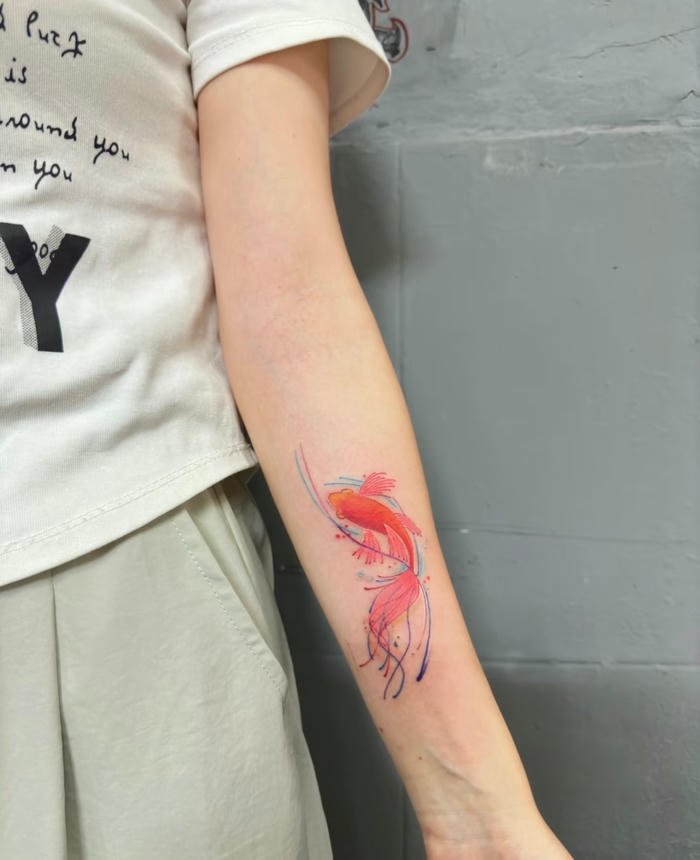 hình xăm cá chép màu cho nữ