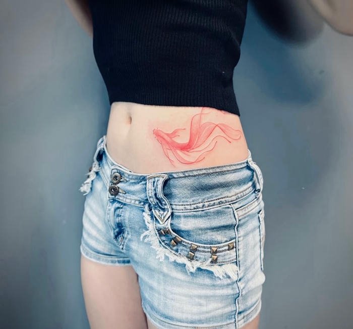 hình xăm cá chép nghệ thuật cho nữ