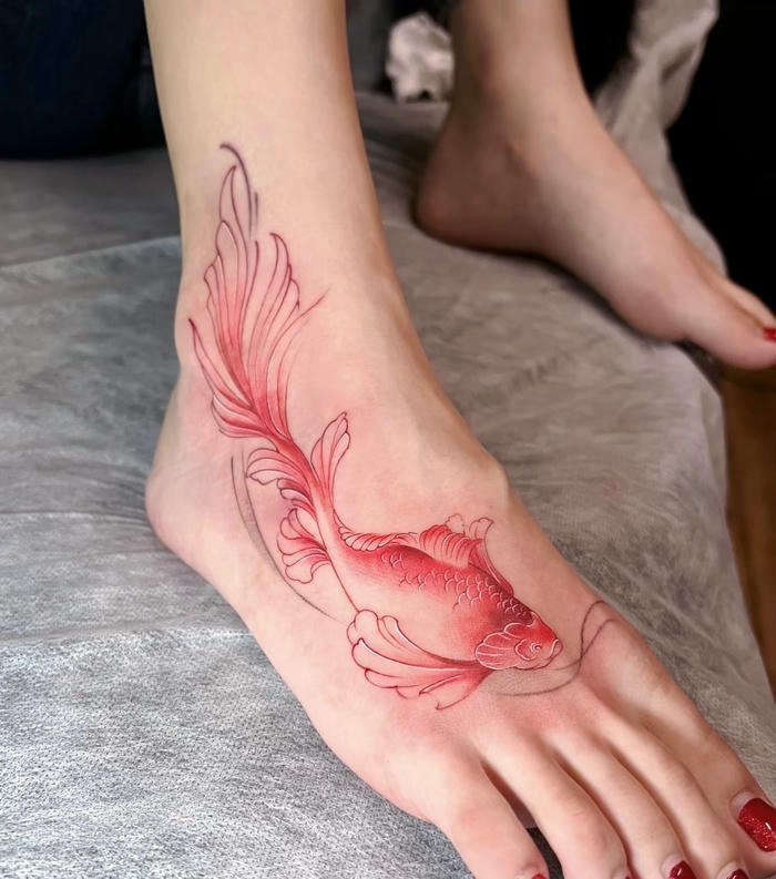 hình xăm cá chép ở bàn chân