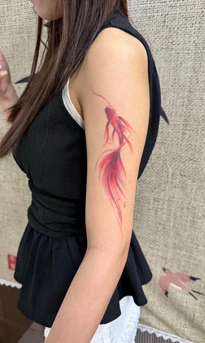 hình xăm cá chép ở tay nữ